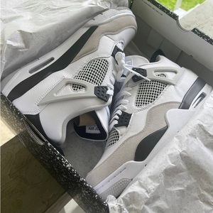 Jordan 4 Military black